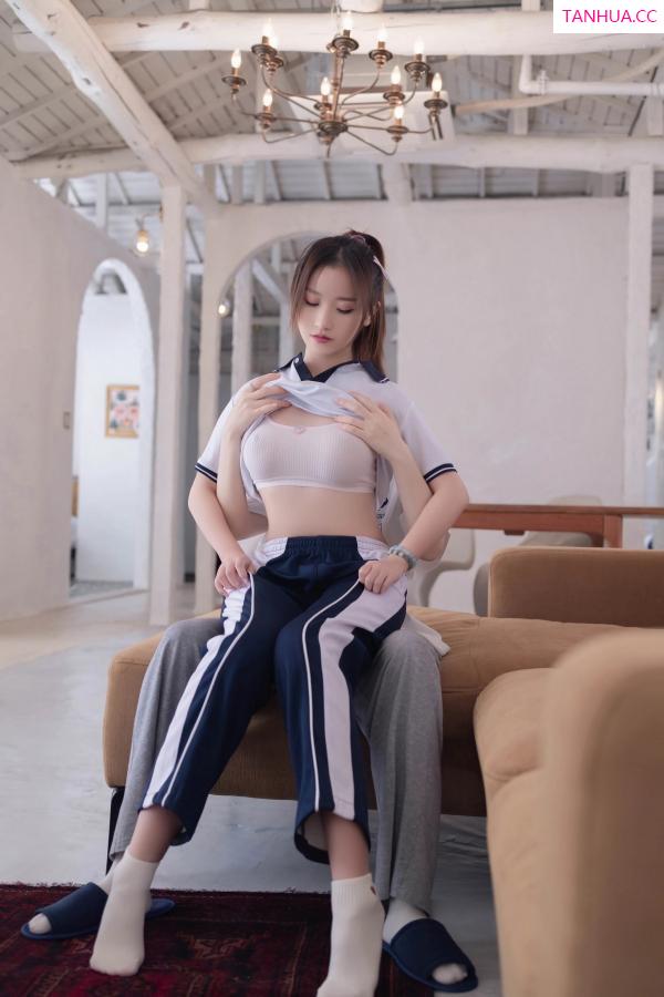   [XiuRen]高清写真图 2023.10.18 No.7528 杏子Yada 制服美腿第43张图片